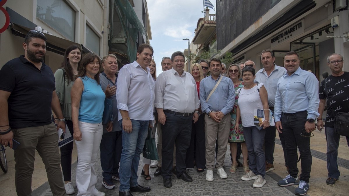 Θερμή υποδοχή για τον Μιχάλη Καραμαλάκη στις οδούς Αβέρωφ & Έβανς