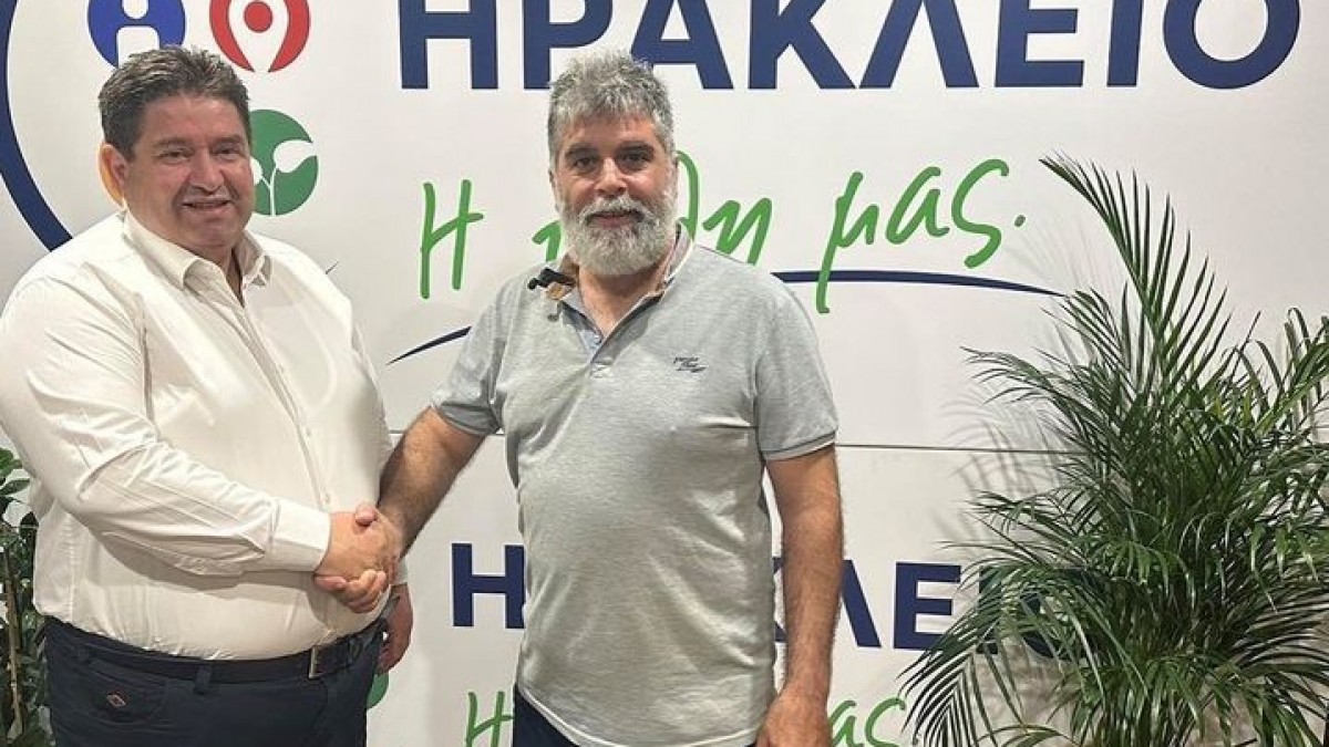 Ο Γιώργος Μανουσάκης – Διακοσμητής, στο πλάι του Μιχάλη Καραμαλάκη